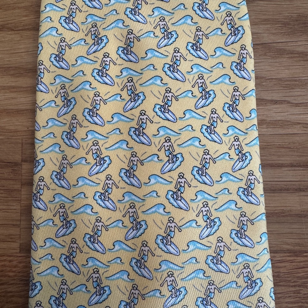 Vineyard Vines Yellow Surfing Pattern Tie